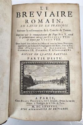 un livre ouvert dans lequel figure l'image d'une ville