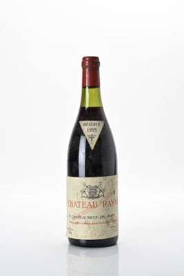 une bouteille de vin posée sur une table