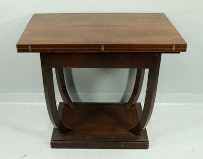 une petite table avec un plateau et un piètement en bois