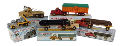 six camions miniatures et un camion-benne dans une boîte