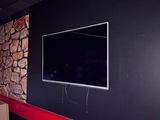 un téléviseur à écran plat fixé au mur d'une pièce