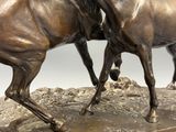 statue en bronze représentant deux chevaux se battant l'un contre l'autre sur un rocher