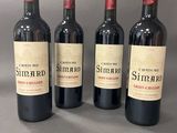 trois bouteilles de vin sont alignées sur une table