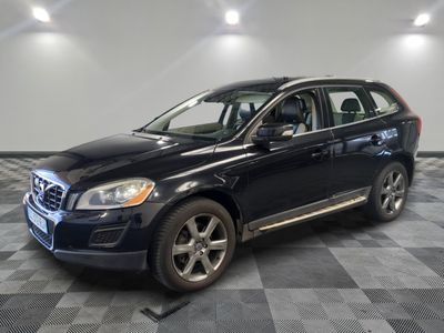 une photo d'un SUV Volvo noir garé dans un garage