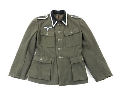 une image représentant une veste militaire sur fond blanc