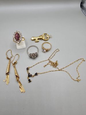beaucoup de bijoux posés sur la table