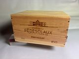 une boîte en bois avec une étiquette de vin