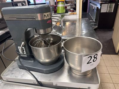 un batteur et un saladier posés sur une balance dans une cuisine