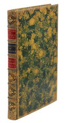 un vieux livre orné de fleurs jaunes, posé sur une surface blanche