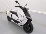 une moto blanche et noire garée dans une pièce