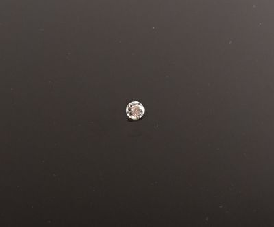 l'image d'un diamant au milieu d'une surface noire