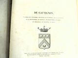 un livre sur lequel figurent un blason et une couronne