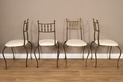 trois chaises dans une pièce aux murs marron et au sol en parquet