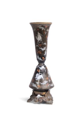 un vase posé sur un support sur une surface blanche