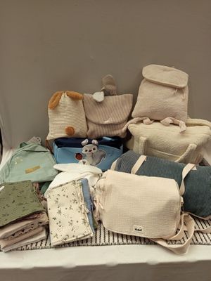 une table sur laquelle sont posés plusieurs sacs