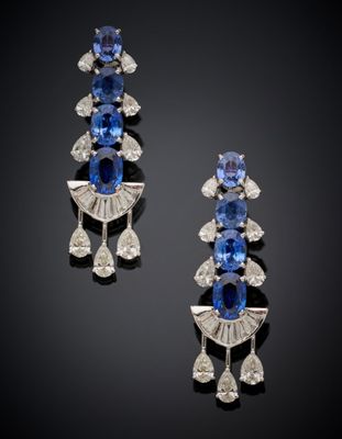 une paire de boucles d'oreilles en saphir et diamant
