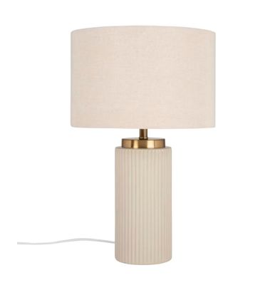 une lampe de table blanche surmontée d'un abat-jour beige