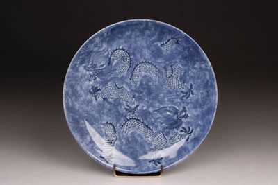 Grand plat en porcelaine bleu poudré à décor de deux dragons…