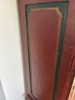 PETIT ARMOIRE A FRONTON en bois laqué rouge, noir et doré à … (photo 4)