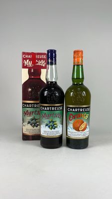 deux bouteilles de vin et une caisse d'alcool posées sur une table