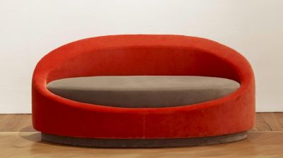 une chaise rouge posée sur un parquet