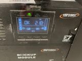 une horloge située sur le côté d'une machine