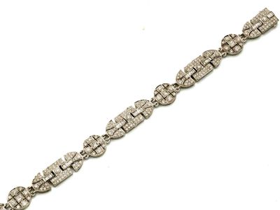 une image représentant un bracelet en diamants sur fond blanc
