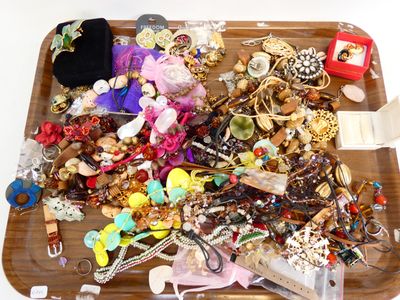 un plateau en bois rempli de bijoux variés, posé sur une table