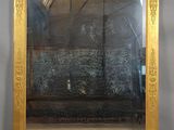 un miroir accroché au mur