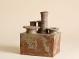 un petit objet en poterie posé sur une table