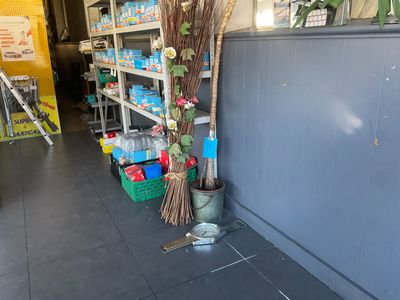 Éléments décoratifs (horloge, plantes)