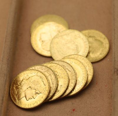 beaucoup de pièces d'or posées sur un plateau