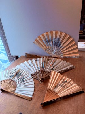 de nombreux fans assis sur une table en bois