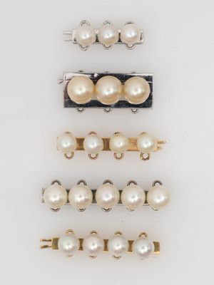 un lot de cinq paires de barrettes à cheveux ornées de perles