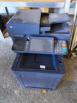 une pile d'imprimantes multifonctions posée par terre