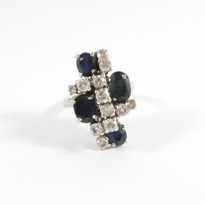 gros plan d'une bague en diamant et saphir sur fond blanc