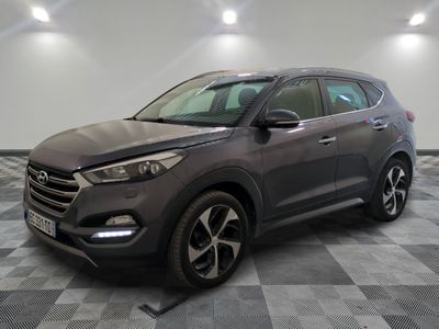 un 4x4 gris garé dans une pièce au sol en damier