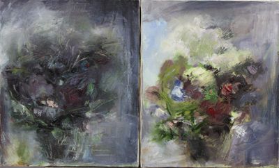 deux tableaux représentant des fleurs dans des vases posés sur une table devant une fenêtre