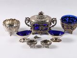 plusieurs morceaux de verre argenté et bleu sur un fond blanc