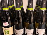 de nombreuses bouteilles de vin alignées sur le comptoir
