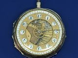 une montre de poche en or avec des chiffres romains sur le cadran