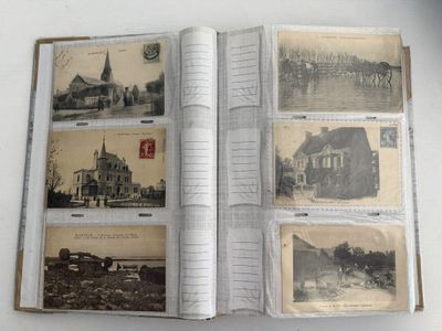 un livre ouvert sur lequel figurent des photos de bâtiments anciens