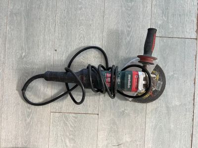 a cord that is connected to a cord on the floor
