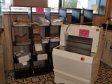 une machine placée au milieu d'une pièce