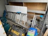 une photo d'une pièce où se trouvent de nombreux outils