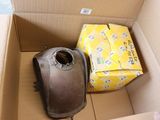 une boîte en carton contenant une boîte remplie d'objets