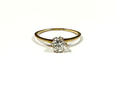 gros plan d'une bague en diamant sur une surface blanche