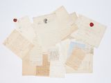 une pile de vieilles lettres, surmontée d'un sceau de cire