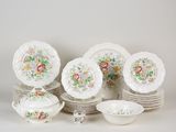 un groupe de plats, de tasses et de soucoupes en porcelaine