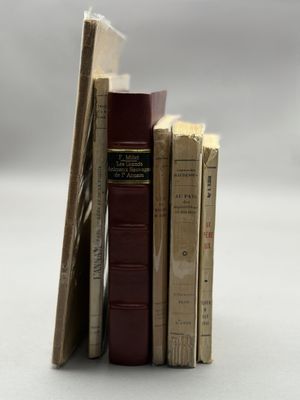 plusieurs livres sont empilés sur une table